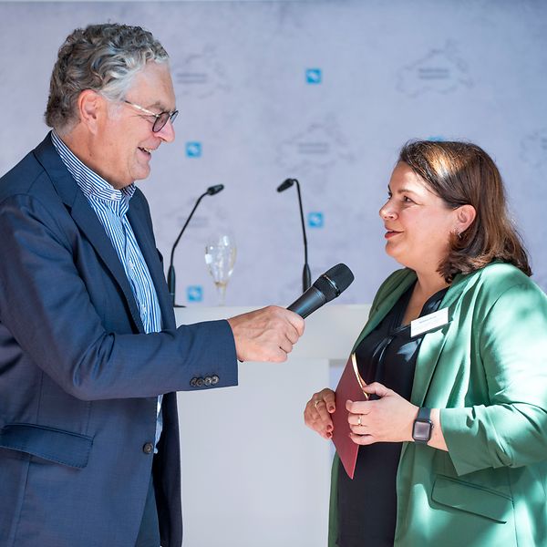 Stefanie Drese (Ministerin für Soziales, Gesundheit und Sport) wird vom Moderator Jürgen Zurheide interviewt.